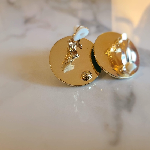 Vintage clip on earrings with pearl and green Enamel gold tone round dome - Picture 3 of 4